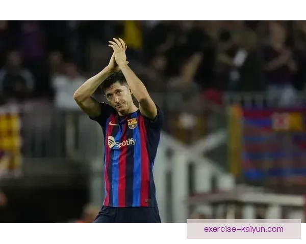 莱万多夫斯基帽子戏法集锦展现出其巅峰状态与比赛影响力